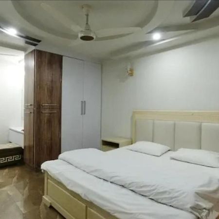 Furnished One-Bedroom Apartment For Rent Lahore Bagian luar foto