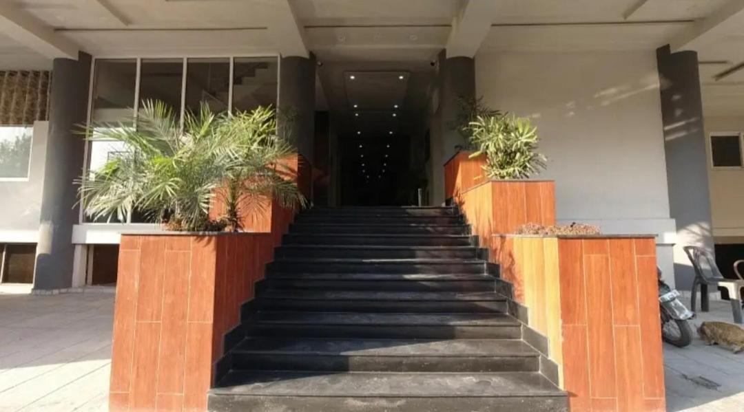 Furnished One-Bedroom Apartment For Rent Lahore Bagian luar foto