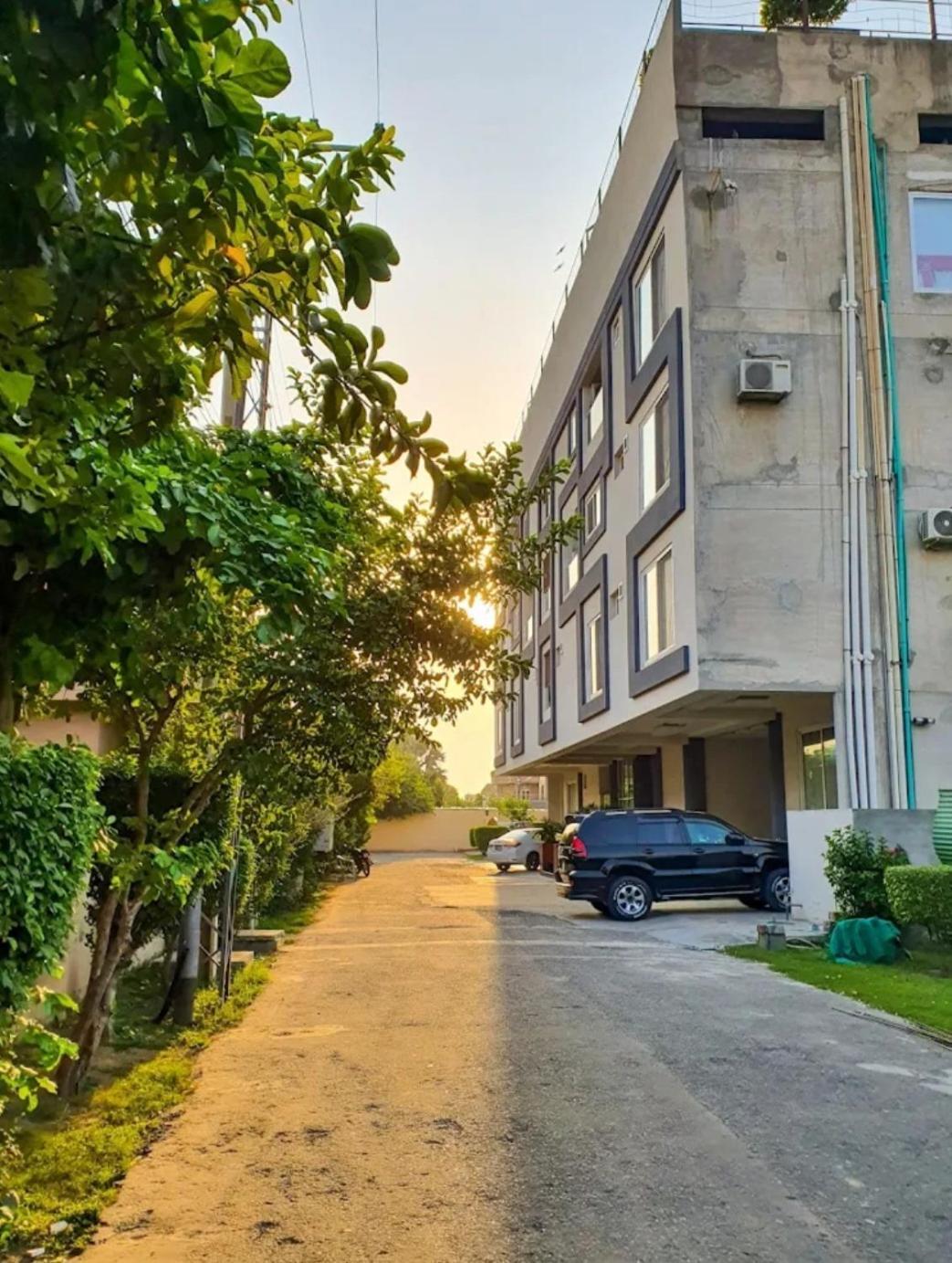 Furnished One-Bedroom Apartment For Rent Lahore Bagian luar foto